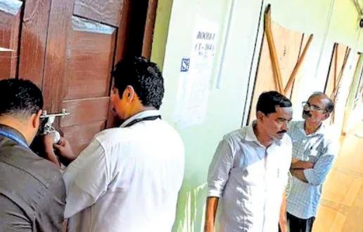 സ്ട്രോങ്ങ് റൂം പൂട്ടുന്നതിനെച്ചൊല്ലി തർക്ക കോട്ടയത്ത് ഉദ്യോഗസ്ഥർക്ക് നേരെ സൈനികർ തോക്കുചൂണ്ടി
