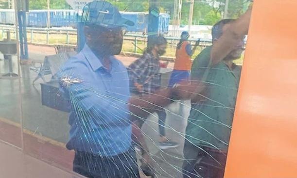 വന്ദേഭാരത് എക്‌സ്‍പ്രസിനു നേരെ കല്ലേറ് പാലക്കാട് പറളിയിൽ വെച്ച് ജനൽച്ചില്ല് തകർന്നു