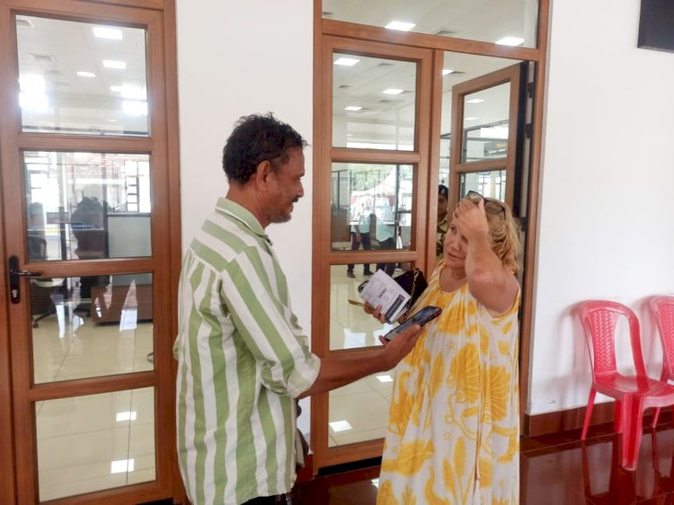 സത്യസന്ധതയ്ക്ക് കൈയടി വിദേശി ടാക്സിയിൽ മറന്ന ഐഫോൺ തിരികെ നൽകി ഡ്രൈവർ വിനോദ്