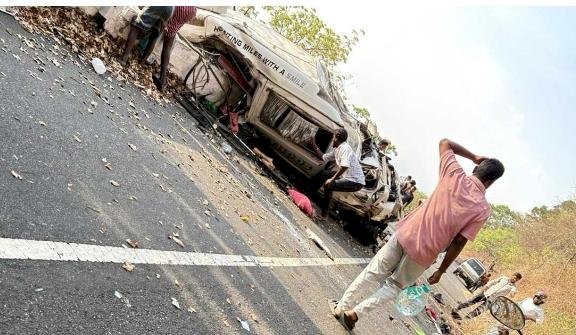 വാൽപാറയിൽ നിയന്ത്രണം വിട്ട വാൻ എണ്ണൂറടി താഴ്ചയിലേക്ക് മറിഞ്ഞു മലപ്പുറത്തെ സ്കൂൾ അധ്യാപകരടക്കം 9 പേർക്ക് ദാരുണാന്ത്യം
