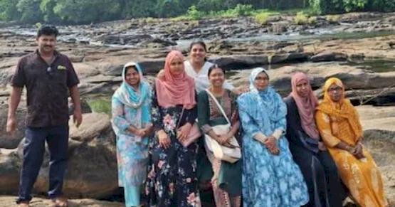 വാൽപാറയിൽ നിയന്ത്രണം വിട്ട വാൻ എണ്ണൂറടി താഴ്ചയിലേക്ക് മറിഞ്ഞു മലപ്പുറത്തെ സ്കൂൾ അധ്യാപകരടക്കം 9 പേർക്ക് ദാരുണാന്ത്യം