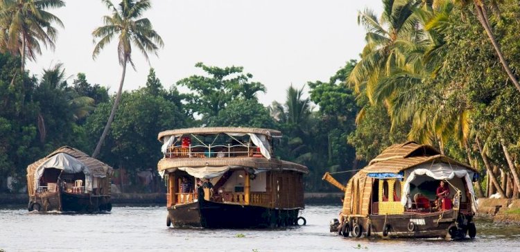 വേമ്പനാട്ട് കായലിൽ ഹൗസ്ബോട്ട് നിയന്ത്രണം നാളെ മുതൽ അടിസ്ഥാന സൗകര്യമില്ലാതെ ഉടമകൾ പ്രതിസന്ധിയിൽ