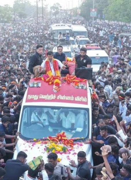 ​തമിഴ് രാഷ്ട്രീയത്തിൽ വിജയ് തരംഗം തിരുച്ചിറപ്പള്ളിയിൽ വൻ ജനസാഗരമായി ടിവികെ റോഡ് ഷോ