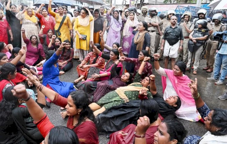 കാക്കിയിട്ട ഗുണ്ടകളേ സ്വന്തം വകുപ്പിനെതിരെ തെരുവിൽ മുദ്രാവാക്യം വിളിച്ച് മുൻ ഡിജിപി ആർ. ശ്രീലേഖ