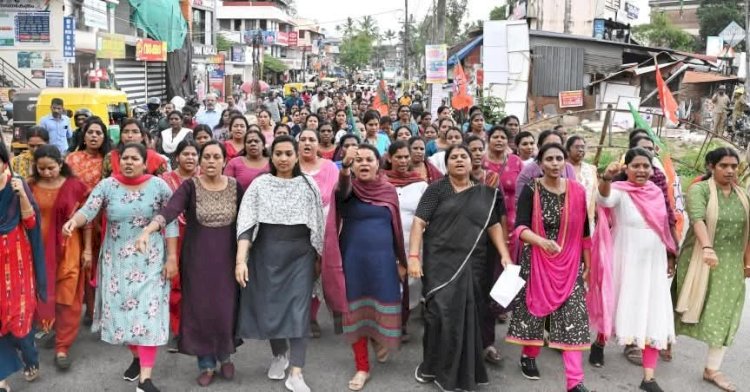 കാക്കിയിട്ട ഗുണ്ടകളേ സ്വന്തം വകുപ്പിനെതിരെ തെരുവിൽ മുദ്രാവാക്യം വിളിച്ച് മുൻ ഡിജിപി ആർ. ശ്രീലേഖ