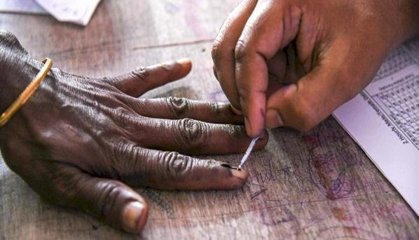 തമിഴ്‌നാടും ബംഗാളും പോളിങ് ബൂത്തിലേക്ക് വോട്ടെഴുതാൻ താരനിരയും പ്രമുഖരും