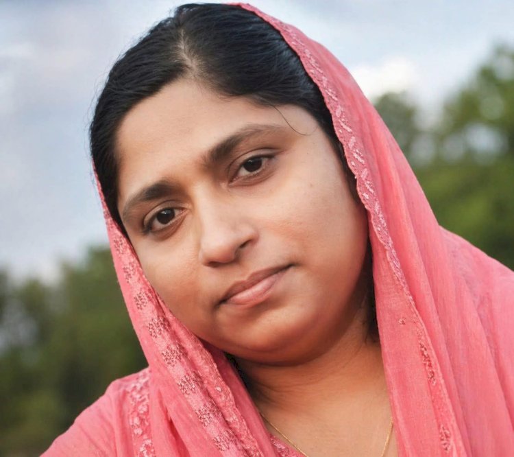 കായംകുളത്ത് വിവാഹസൽക്കാരം കഴിഞ്ഞ് മടങ്ങവെ വീട്ടമ്മ പാമ്പ് കടിയേറ്റ് മരിച്ചു.