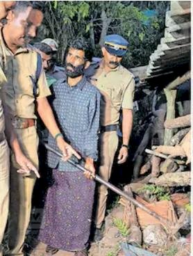 മരത്തിന് മുകളിൽ ഇരുന്ന് പൊലീസിനെ നിരീക്ഷിച്ചു; ഒടുവിൽ കീഴടങ്ങൽ നടുക്കം മാറാതെ തോട്ടുവാക്കട