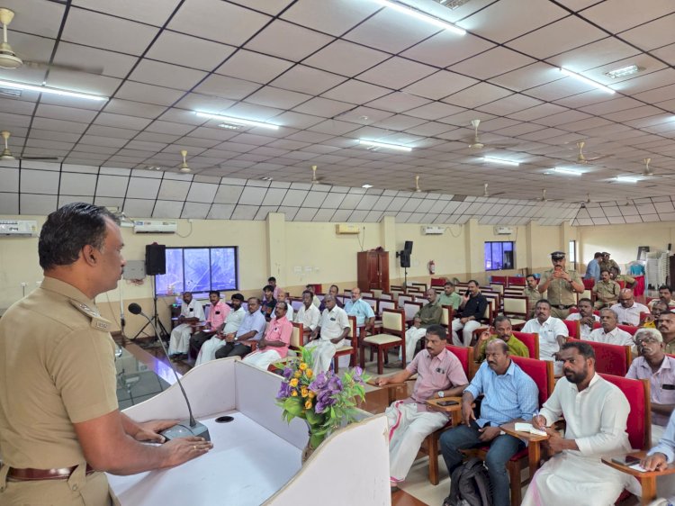 പട്ടികജാതി പട്ടികവർഗ്ഗ പീഡന നിരോധന നിയമം ആലുവയിൽ പോലീസ് ബോധവൽക്കരണ ക്ലാസ് സംഘടിപ്പിച്ചു.