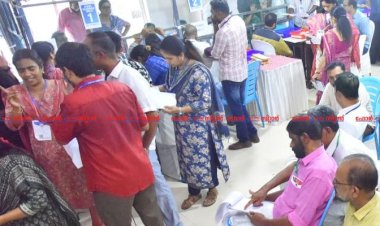 ​വോട്ടെണ്ണൽ പുരോഗമിക്കുന്നു കോഴിക്കോട് ജില്ലയിൽ പോസ്റ്റൽ വോട്ടുകൾക്ക് പിന്നാലെ ഇ.വി.എം വോട്ടെണ്ണലും ആരംഭിച്ചു
