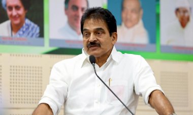​കെ.സി വേണുഗോപാലിനെ അനുകൂലിച്ചുള്ള ഫ്ലെക്സ് വെട്ടിലായി സിപിഎം നേതാവ് സിസിടിവി ദൃശ്യങ്ങൾ പുറത്ത്