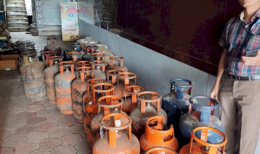 വൻ ഗ്യാസ് സിലിണ്ടർ വേട്ട സ്വകാര്യ സ്ഥാപനത്തിൽ നിന്ന് 35 സിലിണ്ടറുകൾ പിടിച്ചെടുത്തു