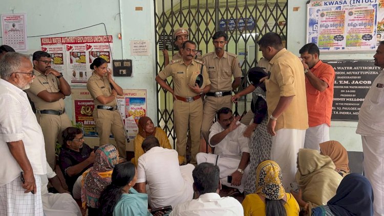 പായിപ്രയിൽ കുടിവെള്ളത്തിനായി ജനങ്ങൾ വലയുന്നു; വാട്ടർ അതോറിറ്റി ഓഫീസിലേക്ക് യു.ഡി.എഫ് സമരം
