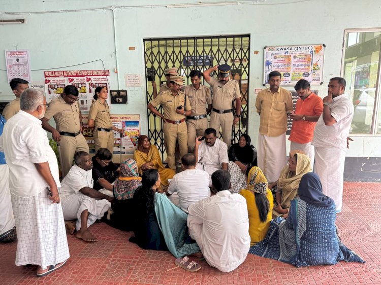 പായിപ്രയിൽ കുടിവെള്ളത്തിനായി ജനങ്ങൾ വലയുന്നു; വാട്ടർ അതോറിറ്റി ഓഫീസിലേക്ക് യു.ഡി.എഫ് സമരം