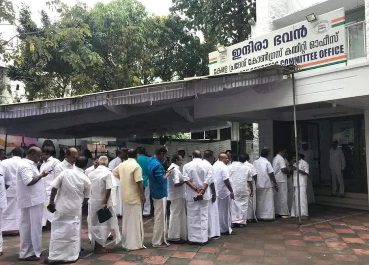​ജനവിധി അറിയാൻ മണിക്കൂറുകൾ പായസവും പടക്കങ്ങളുമായി പാർട്ടികൾ, ആവേശക്കടലിൽ ആസ്ഥാനങ്ങൾ