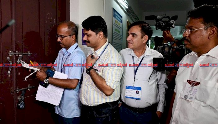 ​കേരളം വിധിനിർണ്ണയത്തിലേക്ക്സ്ട്രോങ്ങ് റൂമുകൾ തുറന്നു, ആദ്യ ഫലസൂചനകൾ ഉടൻ