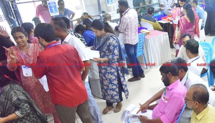 ​വോട്ടെണ്ണൽ പുരോഗമിക്കുന്നു കോഴിക്കോട് ജില്ലയിൽ പോസ്റ്റൽ വോട്ടുകൾക്ക് പിന്നാലെ ഇ.വി.എം വോട്ടെണ്ണലും ആരംഭിച്ചു