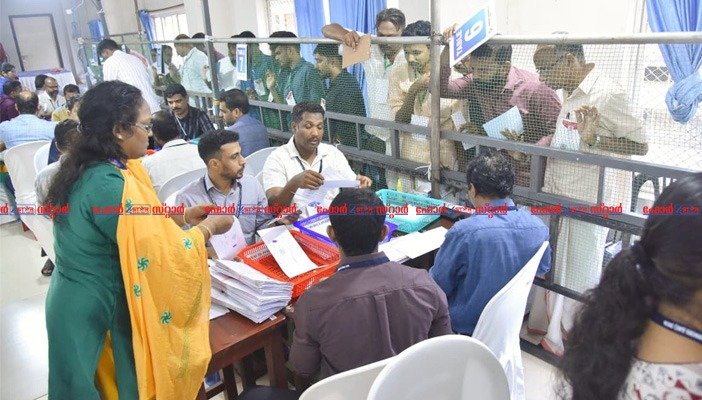 ​വോട്ടെണ്ണൽ പുരോഗമിക്കുന്നു കോഴിക്കോട് ജില്ലയിൽ പോസ്റ്റൽ വോട്ടുകൾക്ക് പിന്നാലെ ഇ.വി.എം വോട്ടെണ്ണലും ആരംഭിച്ചു