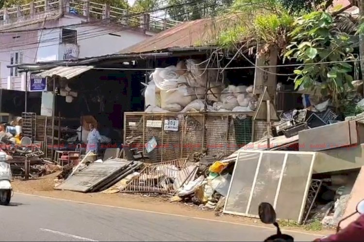 പെരുമ്പാവൂരിൽ റോഡരികിലെ ആക്രി കൂമ്പാരങ്ങളിൽ വിഷപ്പാമ്പുകൾ യാത്രക്കാർക്ക് ഇരട്ടി ഭീഷണി
