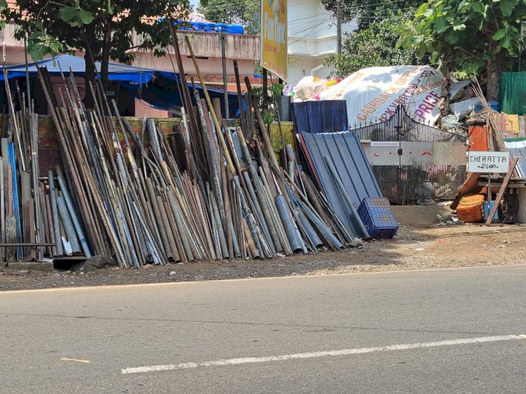 പെരുമ്പാവൂരിൽ റോഡരികിലെ ആക്രി കൂമ്പാരങ്ങളിൽ വിഷപ്പാമ്പുകൾ യാത്രക്കാർക്ക് ഇരട്ടി ഭീഷണി