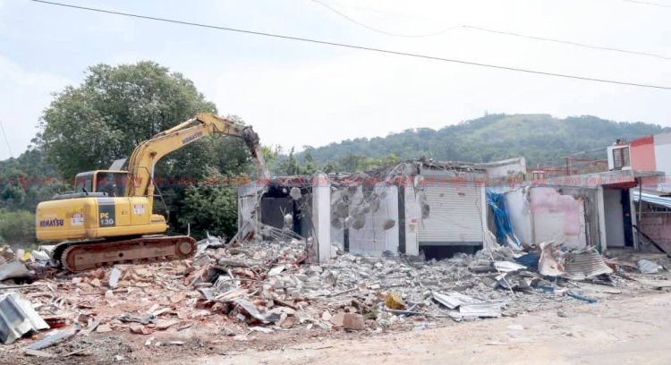 പൂപ്പാറയിൽ വൻ കുടിയൊഴിപ്പിക്കൽ 85 കെട്ടിടങ്ങളും 29 വീടുകളും പൊളിച്ചുനീക്കി പുനരധിവാസം അനിശ്ചിതത്വത്തിൽ