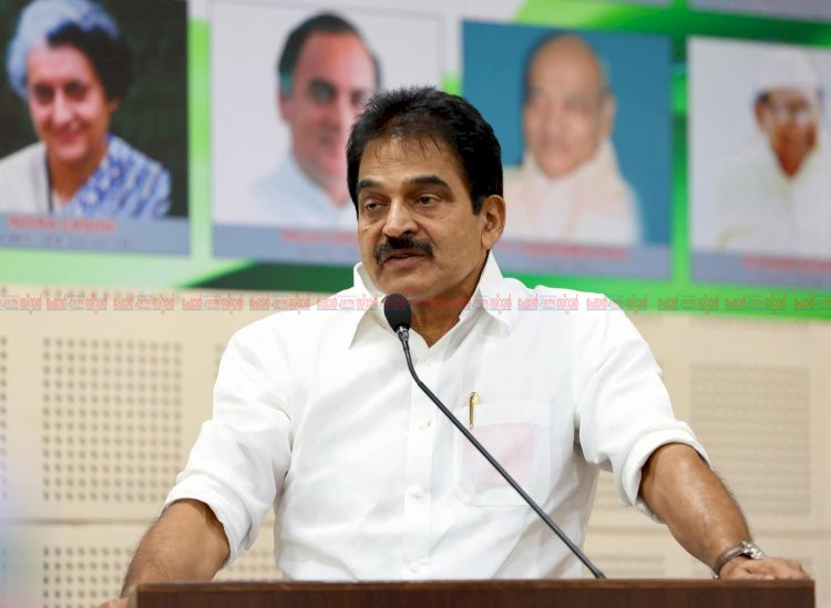 ​കെ.സി വേണുഗോപാലിനെ അനുകൂലിച്ചുള്ള ഫ്ലെക്സ് വെട്ടിലായി സിപിഎം നേതാവ് സിസിടിവി ദൃശ്യങ്ങൾ പുറത്ത്