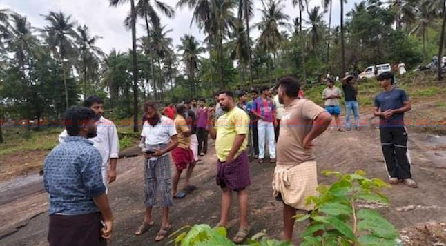 മലപ്പുറം മങ്കടയിൽ ഇടിമിന്നലേറ്റ് നാല് യുവാക്കൾ മരിച്ചു പന്തല്ലൂർ മലയിൽ സന്ദർശനത്തിനിടെ ദുരന്തം