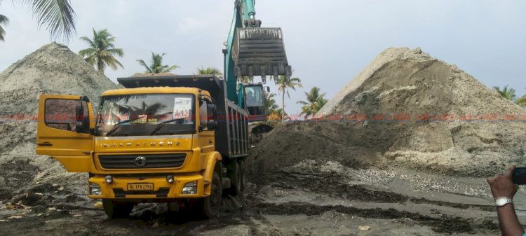 വേമ്പനാട് കായലിൽ അശാസ്ത്രീയ മണൽ ഖനനം തീരദേശവാസികൾ പ്രതിഷേധത്തിൽ