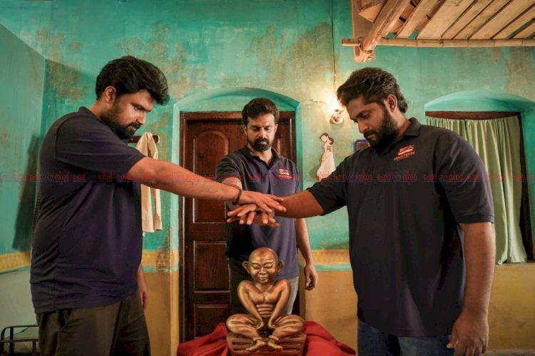 അത്ഭുത പ്രതിമയുമായി ധ്യാൻ ശ്രീനിവാസനും സംഘവും ഹ്യൂമർ ഫാൻ്റസി ചിത്രം തേവർ ചിത്രീകരണം പൂർത്തിയായി