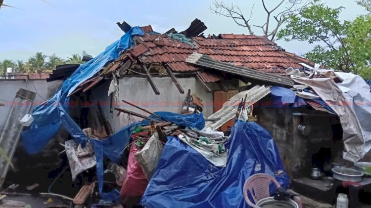 മുവാറ്റുപുഴയിൽ ചുഴലിക്കാറ്റും കനത്ത മഴയും മരങ്ങൾ വീണ് വീടുകൾ തകർന്നു, പലയിടത്തും ഗതാഗതവും വൈദ്യുതിയും തടസ്സപ്പെട്ടു