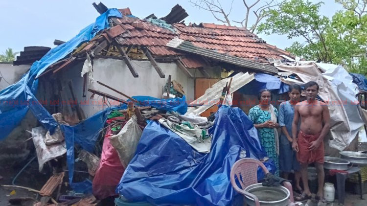 മുവാറ്റുപുഴയിൽ ചുഴലിക്കാറ്റും കനത്ത മഴയും മരങ്ങൾ വീണ് വീടുകൾ തകർന്നു, പലയിടത്തും ഗതാഗതവും വൈദ്യുതിയും തടസ്സപ്പെട്ടു