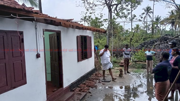 മുവാറ്റുപുഴയിൽ ചുഴലിക്കാറ്റും കനത്ത മഴയും മരങ്ങൾ വീണ് വീടുകൾ തകർന്നു, പലയിടത്തും ഗതാഗതവും വൈദ്യുതിയും തടസ്സപ്പെട്ടു
