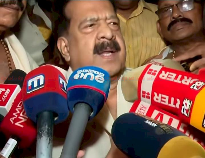 മൗനം വെടിഞ്ഞ് രമേശ് ചെന്നിത്തല ഗുരുവായൂരിലെത്തി നിർമാല്യം തൊഴുതു, വി.ഡി സതീശന് ആശംസകൾ