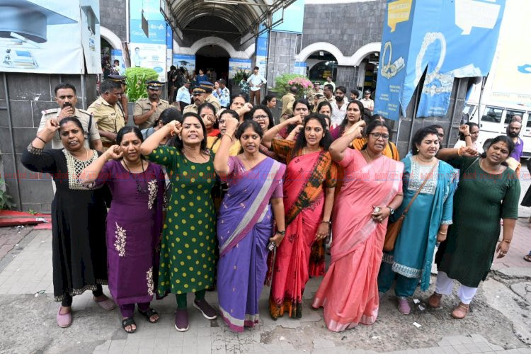 കെ.എസ്.ആർ.ടി.സി സൗജന്യ യാത്ര വാഗ്ദാനം ലംഘിച്ച യുഡിഎഫ് സർക്കാരിനെതിരെ മഹിളാ മോർച്ചയുടെ സംസ്ഥാന വ്യാപക പ്രതിഷേധം