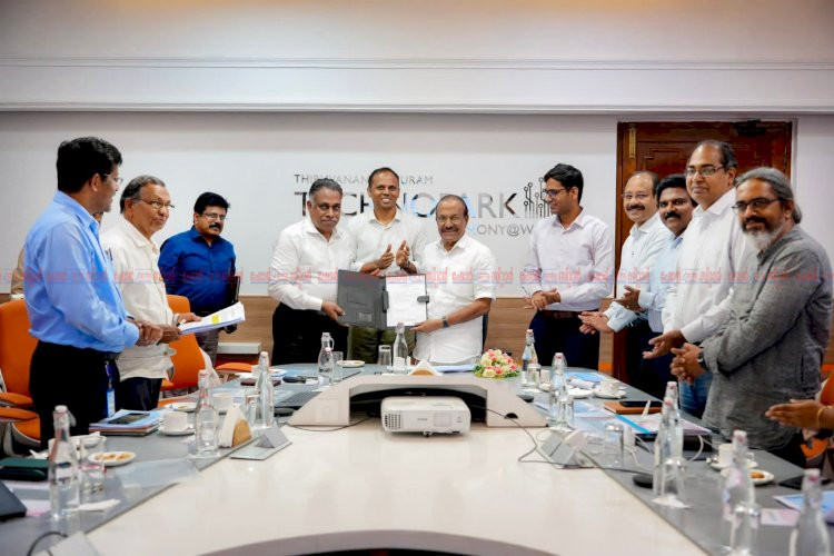 കേരളത്തിലെ ഐടി മേഖലയ്ക്ക് പുത്തൻ ഉണർവ് മന്ത്രി പി.കെ കുഞ്ഞാലിക്കുട്ടിയുടെ വരവിന് പിന്നാലെ ഉന്നതതല യോഗം ചേർന്നു