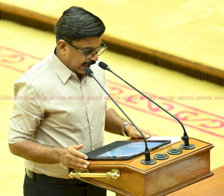 ചരിത്ര വിജയത്തിന് പിന്നാലെ മാത്യു കുഴൽനാടൻഇംഗ്ലീഷിൽ സത്യപ്രതിജ്ഞ ചെയ്തു അധികാരമേറ്റു