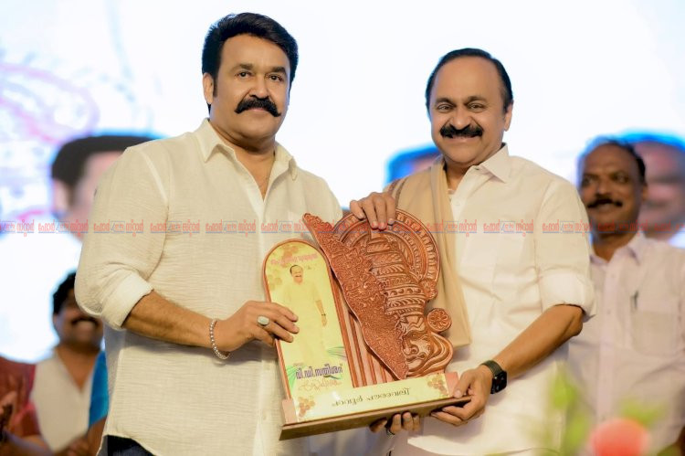 ജനം തെരുവിലിറങ്ങിയത് അതുകൊണ്ടാണ്, അദ്ദേഹം നെഹ്‌റുവിയൻ സോഷ്യലിസ്റ്റ് വി.ഡി. സതീശനെ വാനോളം പുകഴ്ത്തി മോഹൻലാൽ
