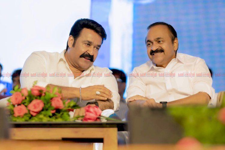 ജനം തെരുവിലിറങ്ങിയത് അതുകൊണ്ടാണ്, അദ്ദേഹം നെഹ്‌റുവിയൻ സോഷ്യലിസ്റ്റ് വി.ഡി. സതീശനെ വാനോളം പുകഴ്ത്തി മോഹൻലാൽ