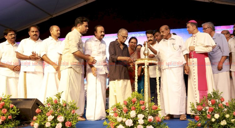ജന്മനാടിന്റെ ഹൃദയം തൊട്ട് പറവൂരിൽ ചരിത്ര സ്വീകരണം കേരളത്തെ ആഗോള തുറമുഖ നഗരമാക്കുമെന്ന് മുഖ്യമന്ത്രി വി.ഡി. സതീശൻ