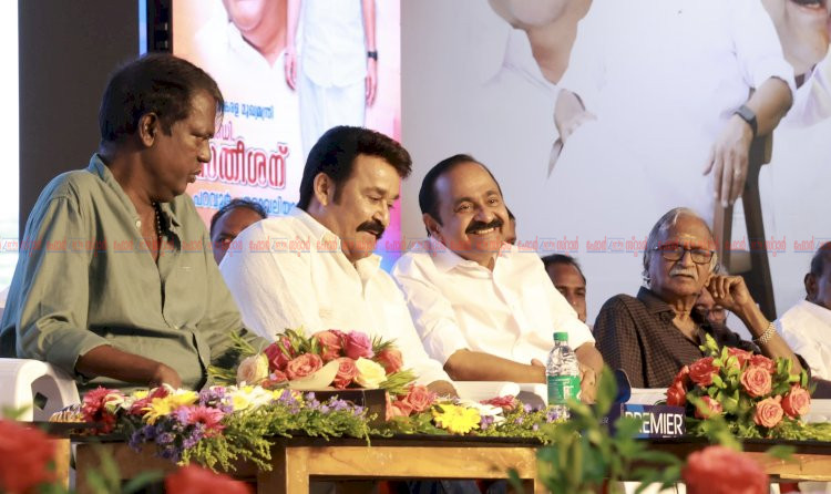 ജന്മനാടിന്റെ ഹൃദയം തൊട്ട് പറവൂരിൽ ചരിത്ര സ്വീകരണം കേരളത്തെ ആഗോള തുറമുഖ നഗരമാക്കുമെന്ന് മുഖ്യമന്ത്രി വി.ഡി. സതീശൻ