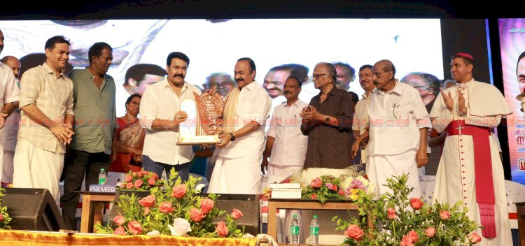 ജന്മനാടിന്റെ ഹൃദയം തൊട്ട് പറവൂരിൽ ചരിത്ര സ്വീകരണം കേരളത്തെ ആഗോള തുറമുഖ നഗരമാക്കുമെന്ന് മുഖ്യമന്ത്രി വി.ഡി. സതീശൻ