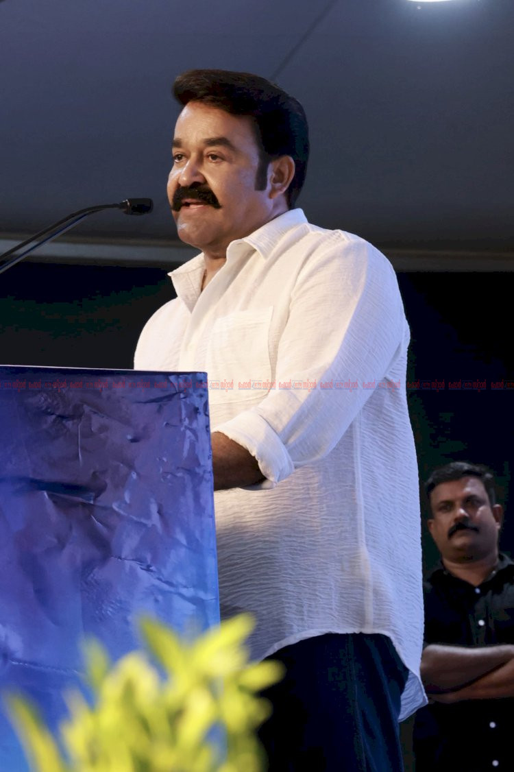 ജന്മനാടിന്റെ ഹൃദയം തൊട്ട് പറവൂരിൽ ചരിത്ര സ്വീകരണം കേരളത്തെ ആഗോള തുറമുഖ നഗരമാക്കുമെന്ന് മുഖ്യമന്ത്രി വി.ഡി. സതീശൻ