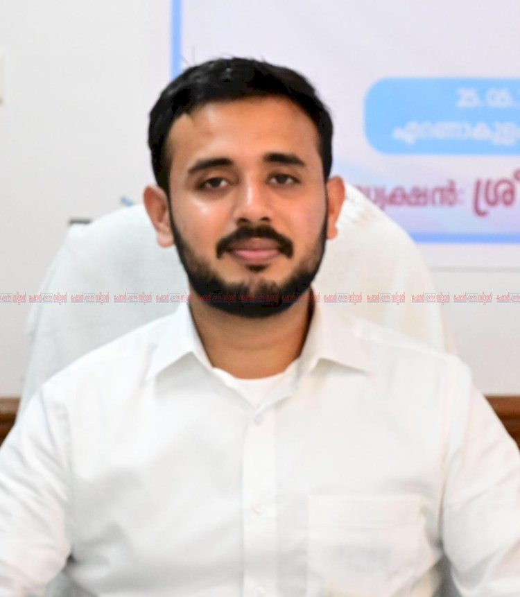 ടെക്നോക്രാറ്റിൽ നിന്ന് സിവിൽ സർവീസിലേക്ക് ഹൃത്വിക് രഞ്ജൻ എറണാകുളം അസിസ്റ്റന്റ് കളക്ടറായി ചുമതലയേറ്റു
