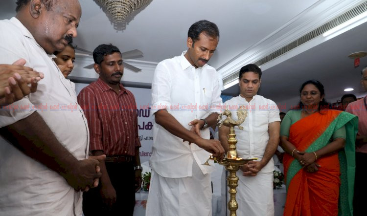 ‘ആലിൻ’ നോട്ടുബുക്കുകൾ പ്രകാശനം ചെയ്തു; വിപണി ലക്ഷ്യം മാത്രമല്ല, സാമൂഹിക പ്രതിബദ്ധതയുമെന്ന് മന്ത്രി അനൂപ് ജേക്കബ്