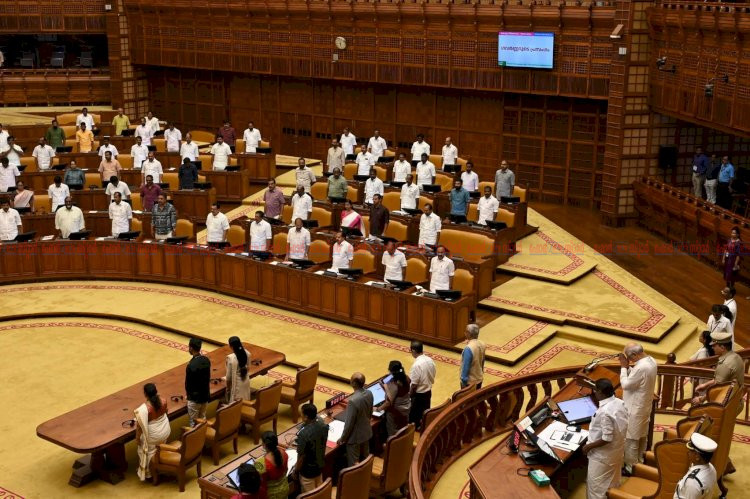 വന്ദേമാതരത്തിൽ കല്ലുകടി, വിദ്യാർത്ഥിനികൾക്ക് ആർത്തവ അവധി യുഡിഎഫ് സർക്കാരിന്റെ ആദ്യ നയപ്രഖ്യാപനത്തിൽ വൻ പ്രഖ്യാപനങ്ങളുമായി ഗവർണർ
