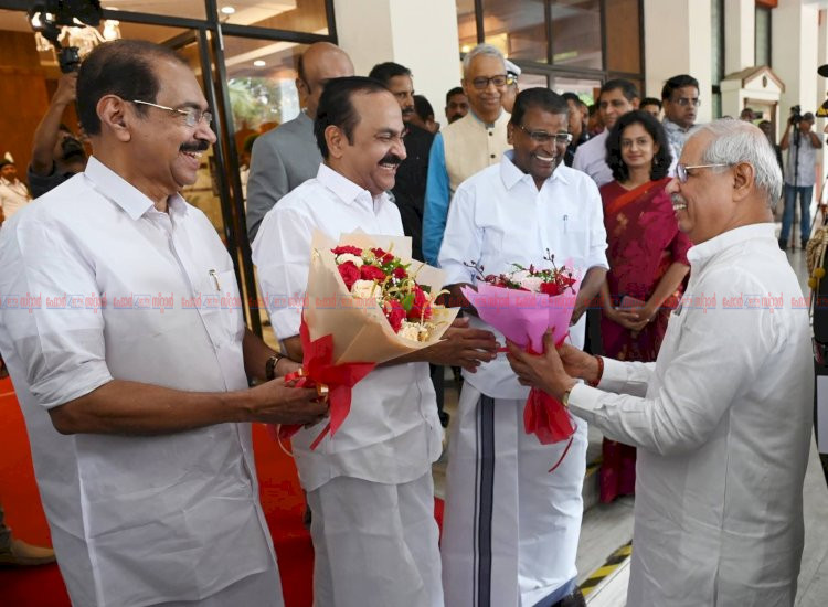 വന്ദേമാതരത്തിൽ കല്ലുകടി, വിദ്യാർത്ഥിനികൾക്ക് ആർത്തവ അവധി യുഡിഎഫ് സർക്കാരിന്റെ ആദ്യ നയപ്രഖ്യാപനത്തിൽ വൻ പ്രഖ്യാപനങ്ങളുമായി ഗവർണർ