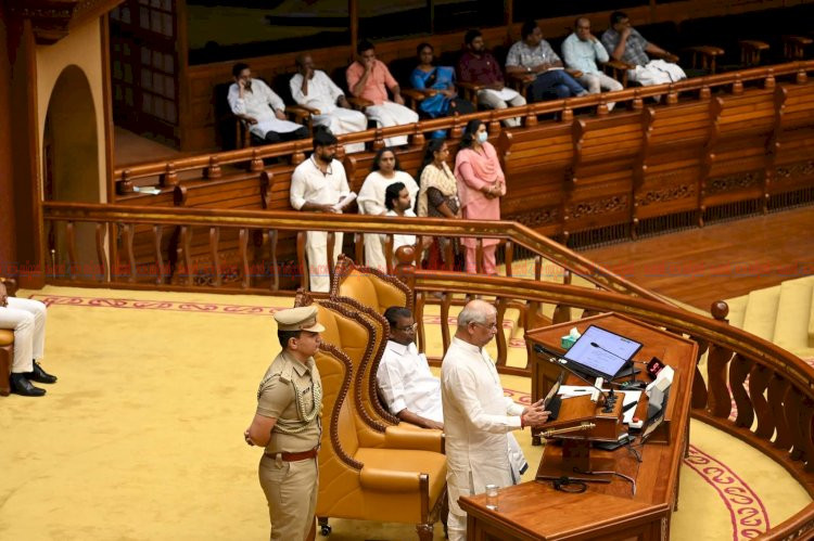 വന്ദേമാതരത്തിൽ കല്ലുകടി, വിദ്യാർത്ഥിനികൾക്ക് ആർത്തവ അവധി യുഡിഎഫ് സർക്കാരിന്റെ ആദ്യ നയപ്രഖ്യാപനത്തിൽ വൻ പ്രഖ്യാപനങ്ങളുമായി ഗവർണർ