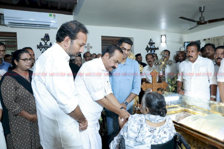 മുൻ മന്ത്രി ടി.യു. കുരുവിളയ്ക്ക് അന്ത്യാഞ്ജലി അർപ്പിച്ച് മുഖ്യമന്ത്രി വി.ഡി. സതീശനും രാഷ്ട്രീയ കേരളവും