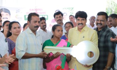 ​പി.എം ജൻമൻ പദ്ധതി വയനാട്ടിൽ അഞ്ച് കുടുംബങ്ങൾക്ക് ഇനി സ്വന്തം വീട്‌ താക്കോൽദാനം മന്ത്രി അഡ്വ. ടി. സിദ്ധിഖ് നിർവഹിച്ചു