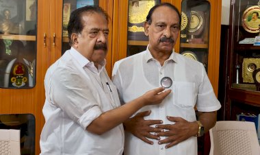 ലഹരിവിരുദ്ധ പോരാട്ടത്തിന് കരുത്തായി വന്ദനയുടെ ഓർമ്മകൾ പിതാവിന് തൂഫാൻ വാറിയർ ബാഡ്ജ് അണിയിച്ച് രമേശ് ചെന്നിത്തല